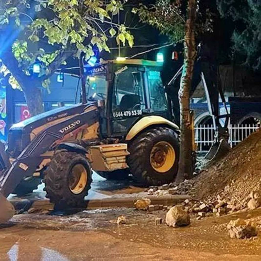 Görevli gibi giyinip sokağı kazdılar: Çıkanlar hayrete düşürdü! Borulara zarar verince gerçek ortaya çıktı 10